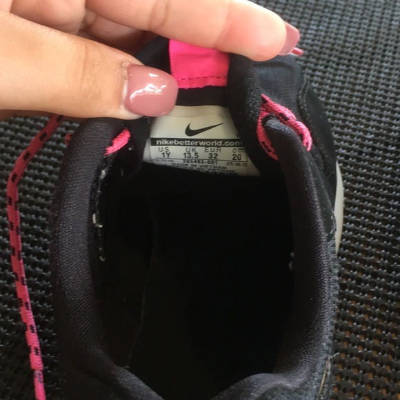 Girls Nike shoes - Picture 6 of 6